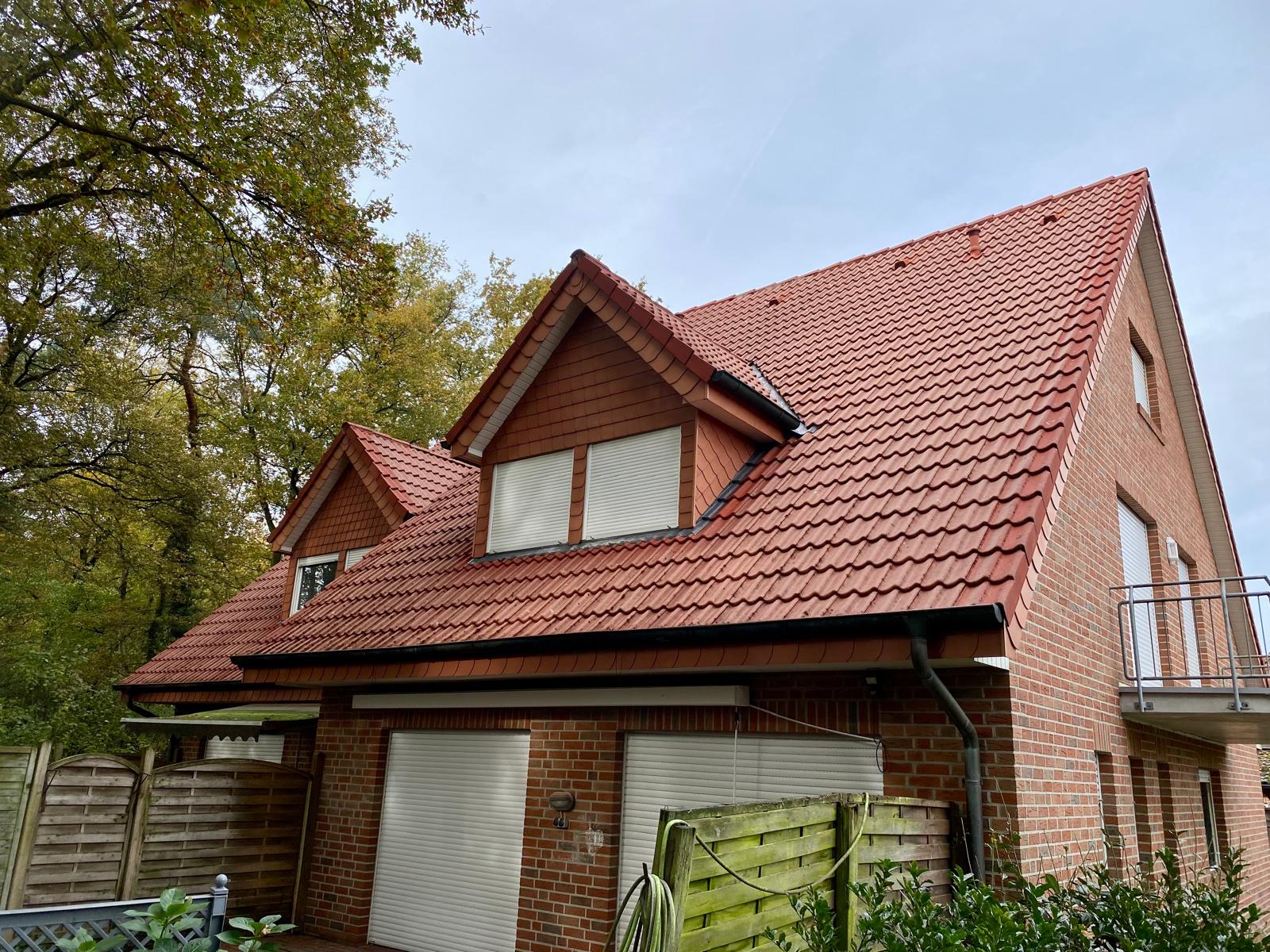 Nachher-Zustand: Das Dach in Nordhorn gl&auml;nzt wieder wie neu nach der professionellen Reinigung.